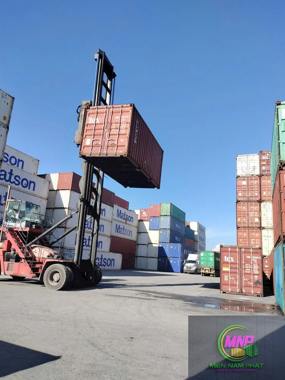 Khu vực bến container tại Hải Phòng, gợi bối cảnh trung chuyển