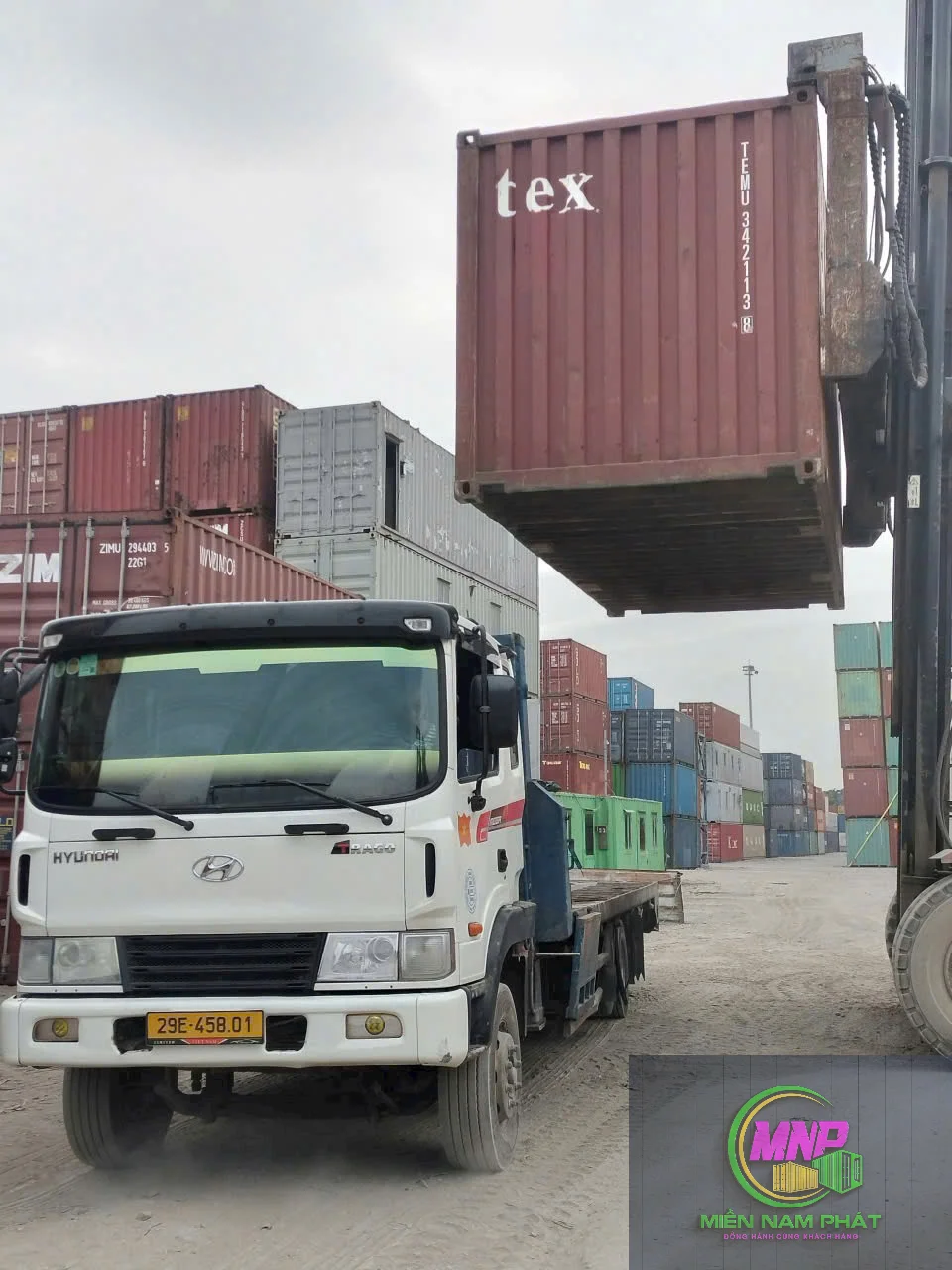 Container kho đặt gần nhà máy tại Bến Lức Long An
