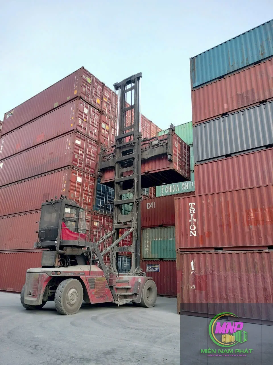Trong triển khai: container kho đặt sát xưởng để tách khu lưu trữ và tối ưu luồng xuất nhập