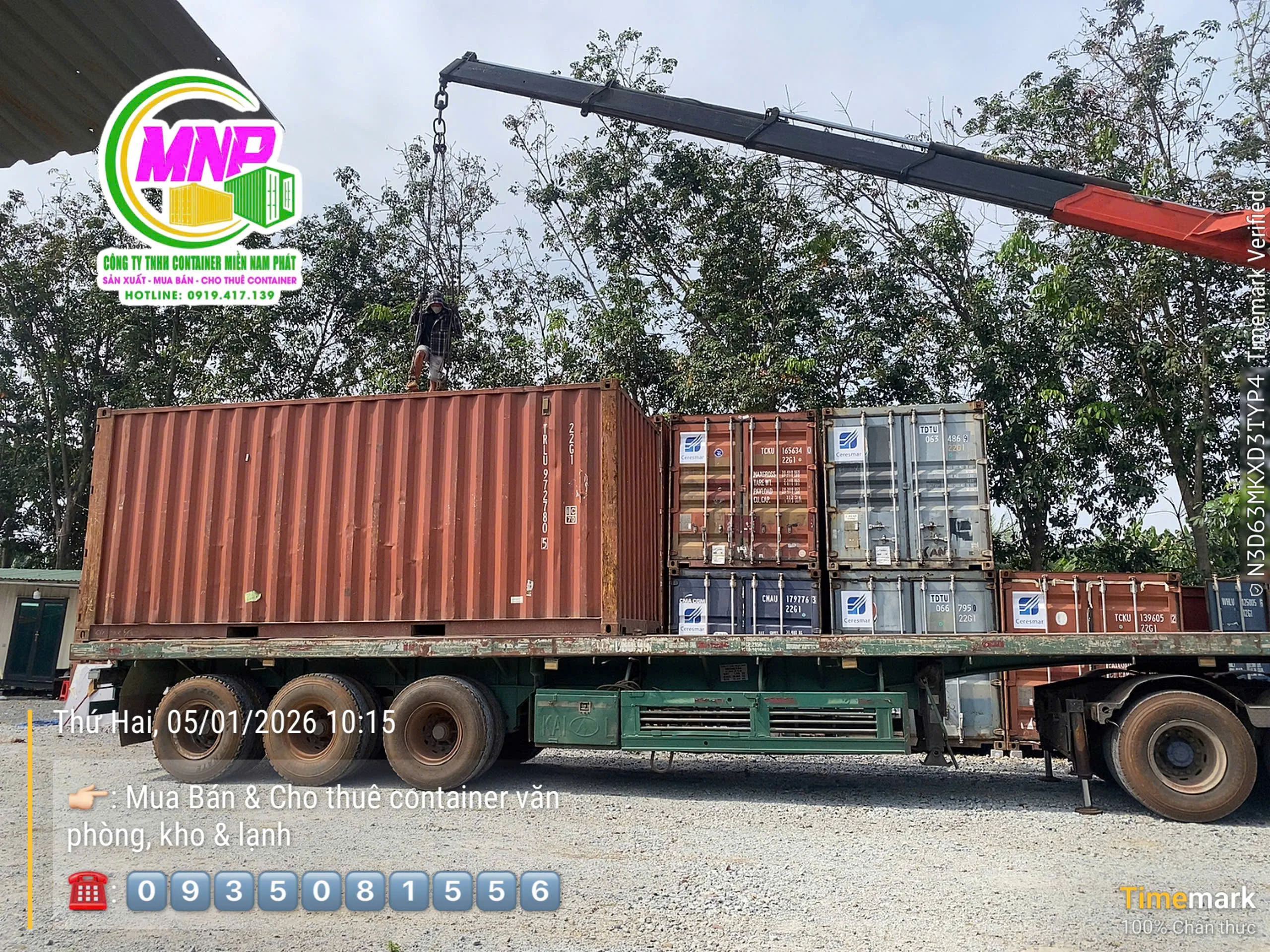 Vận chuyển và cẩu hạ container kho 20ft vào vị trí tại KCN Nam Tân Uyên
